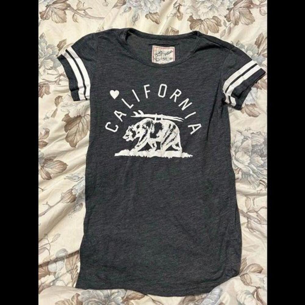 Get Your West Coast Vibe On with This California-Inspired T-Shirt!
